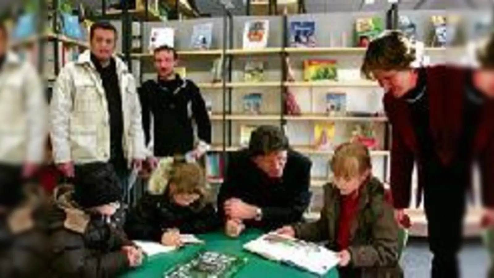 Nach einer gelungenen Renovierung freuten sich (v.li.)&nbsp;Bauamtsmitarbeiter Hubert Zingerle und Architekt Robert Spitzhirn mit Bürgermeister Albert Hingerl und Büchereileiterin Dorothea Gierl über einen gut besuchten Start.	 (Foto: pt)