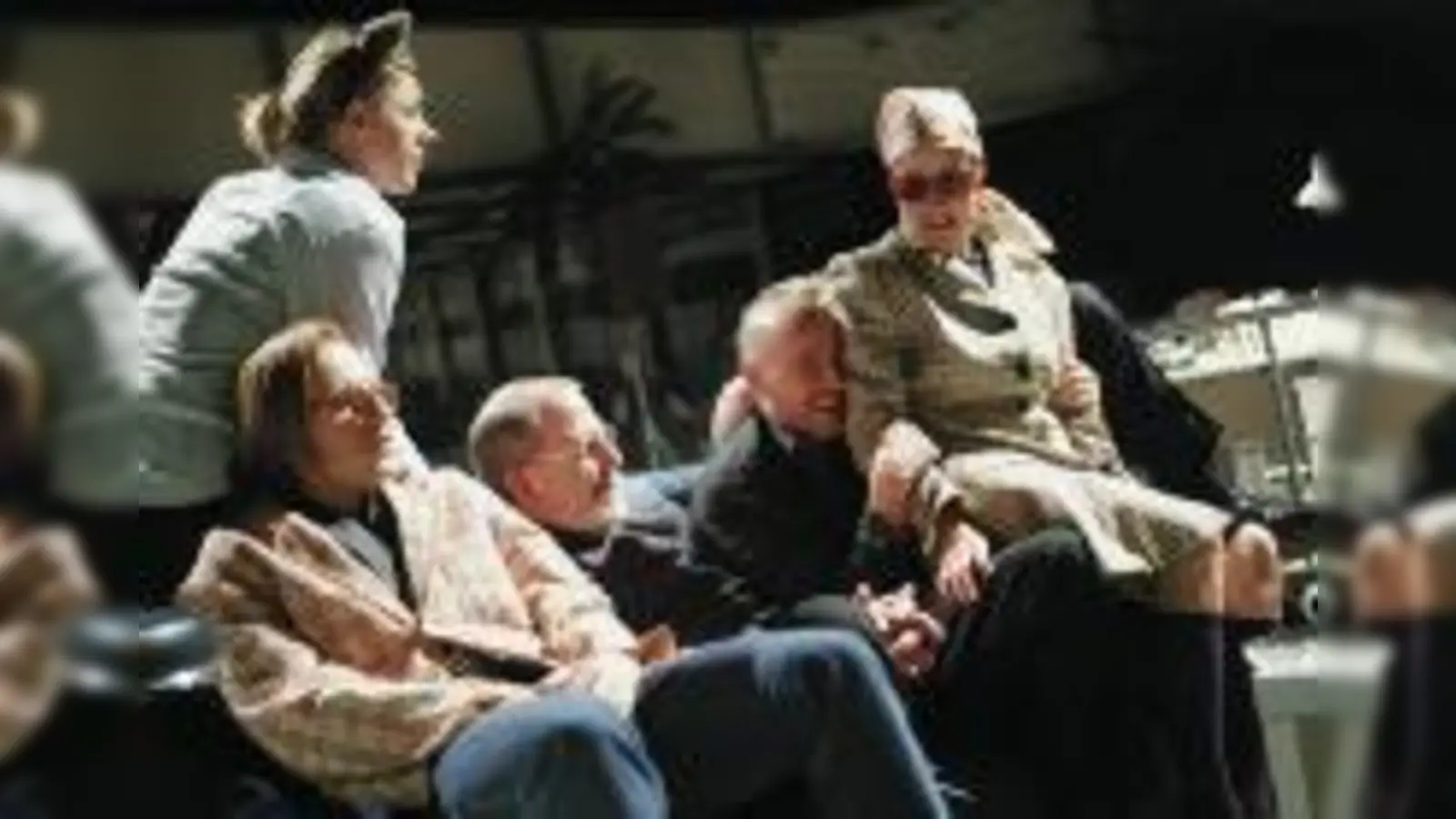 Herausfinden, was Münchens Mitte alles sein kann: Das Stück »Angst essen Zentrum auf« schaut hinter die Fassaden von Sonnenbrillenhausen.  (F.: Szenenbild/VA)