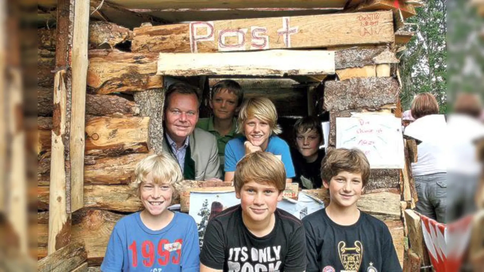 Bürgermeister Jan Neusiedl und Hüttendorf-Bürgermeister Lukas freuten sich mit den jungen Hand­werkern über die gelungenen Hütten.	 (Foto: hol)