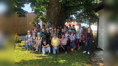 Die Schüler der Klasse 2a der Arnoldus Grundschule Gilching waren gemeinsam mit ihrer Lehrein Annette Gamber-Rist (vorne Mitte rechts) zu Besuch bei Kreisbäuerin Anita Painhofer (vorne Mitte links). (Foto: A. Painhofer)