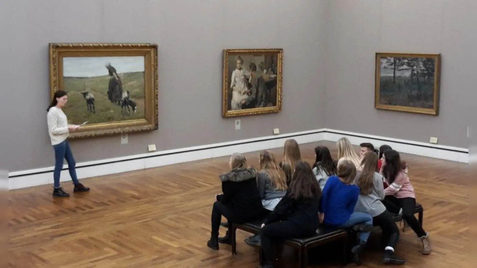 Vorort konnten sich die Zehntklässler der Realschule in der Neuen Pinakothek von den Bildern beeinflussen lassen. (Foto: RSWM)