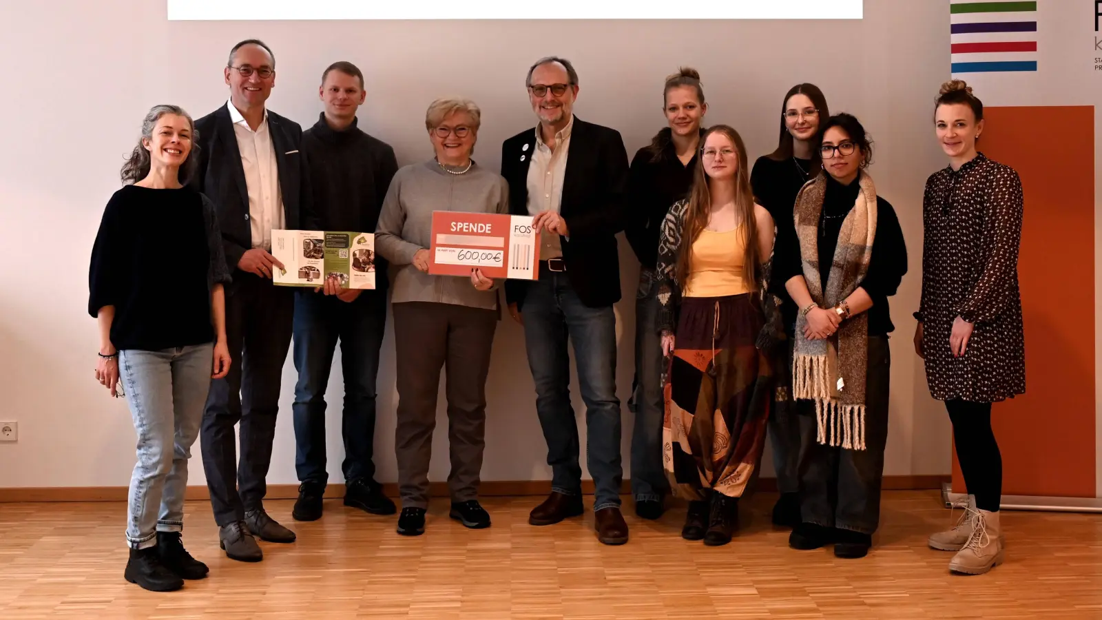 Freude bei der Spendenübergabe (von links): Theresa Winnen (Mitarbeiterin der Schulleitung der FOS), Bernhard Seidenath (Vorsitzender des Vereins „Perspektiven für Burkina Faso“), Vereins-Geschäftsführer Dominik Zachmann, seine Vorgängerin und Schatzmeisterin Irmgard Hetzinger-Heinrici, Franz Elender, (Vorsitzender des Schulvereins Fachoberschule Dachau e.V.) mit Spanischlehrerin Verena Bock, einer Schülersprecherin sowie drei Schülerinnen, die den Tapas-Stand betreut hatten. (Foto: red)