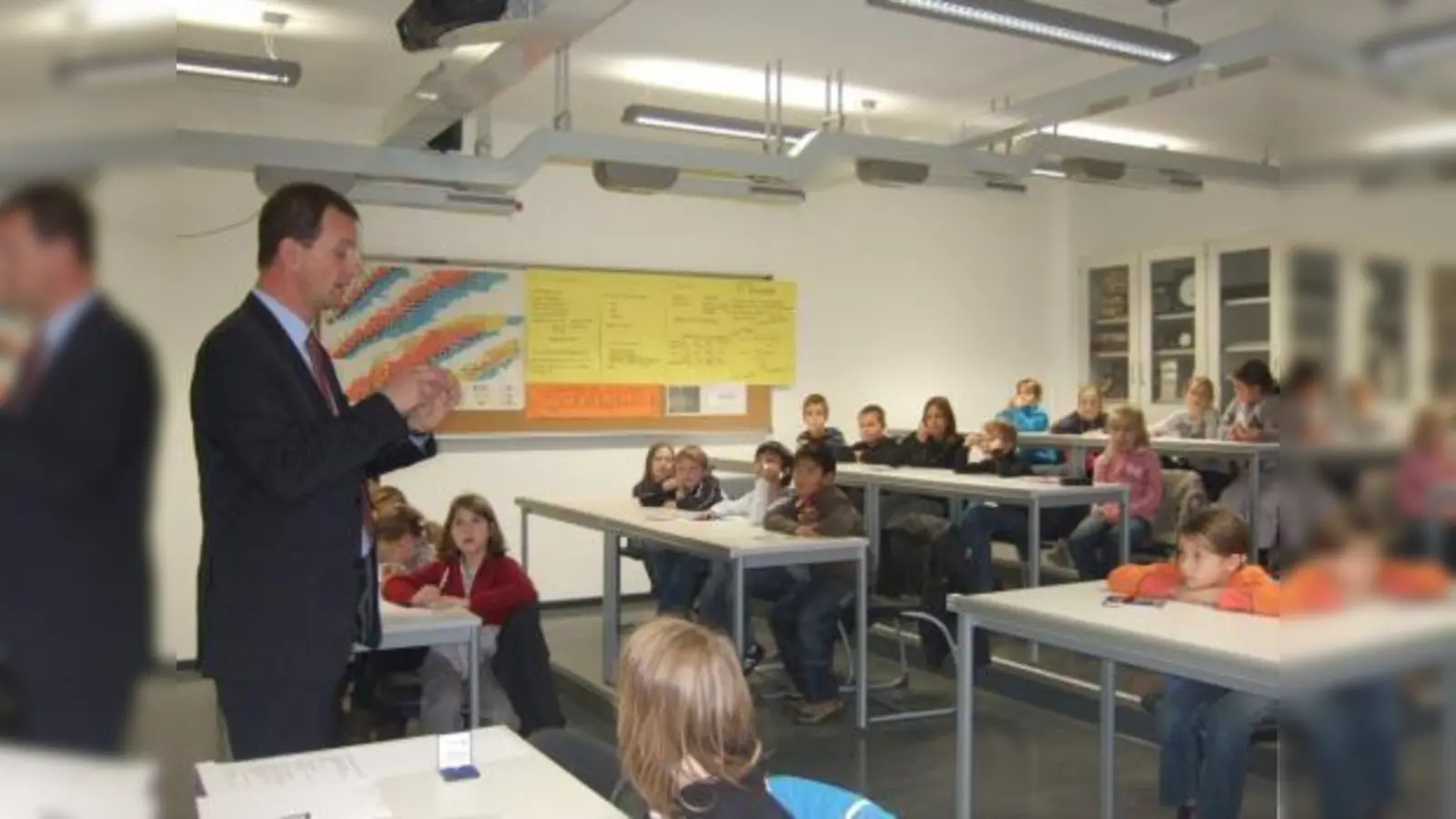 Wie eine standesamtliche Trauung abläuft, das erklärte OB Haas den Kindern bei der Vorlesung auch. (Foto: pi)