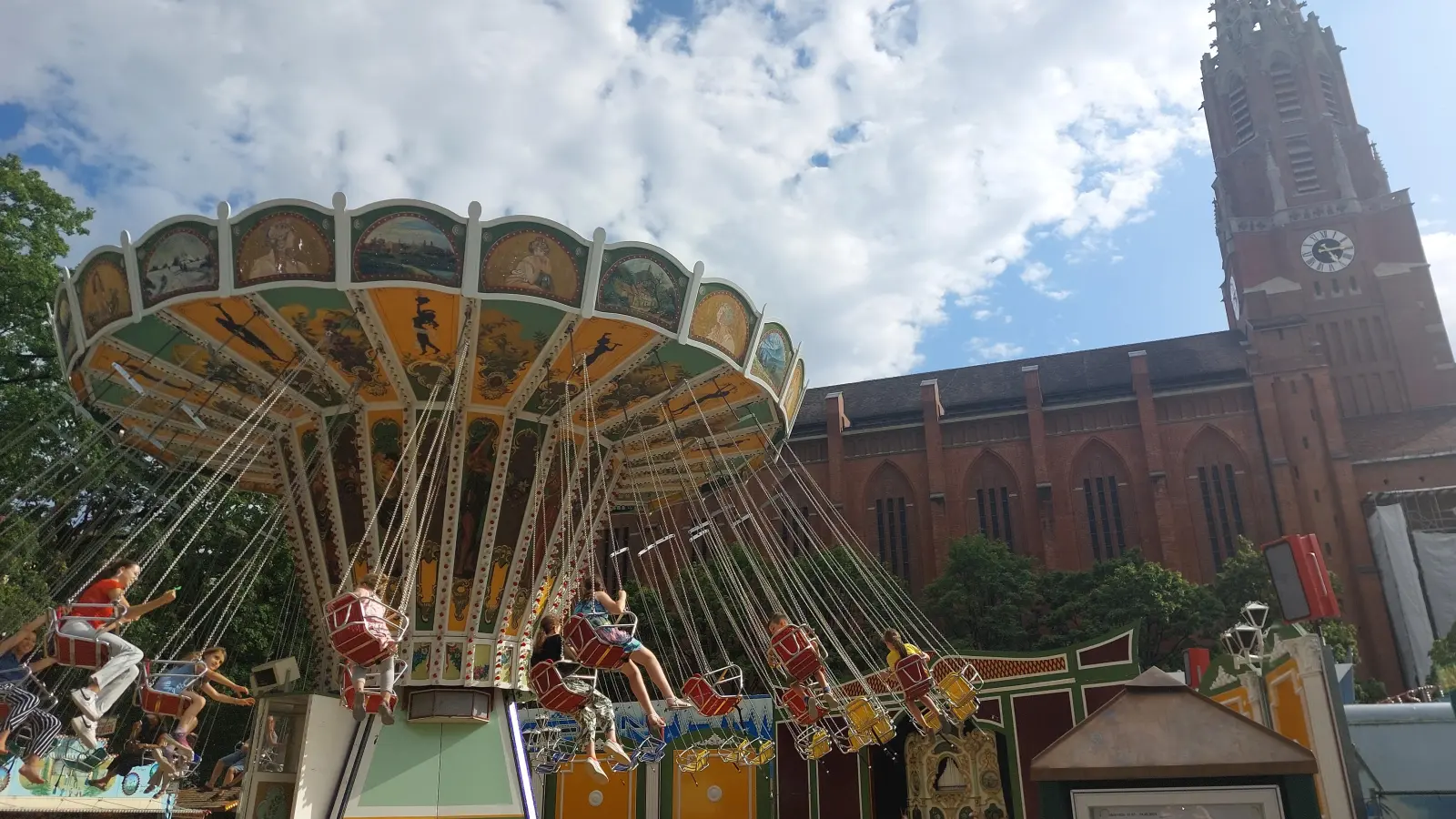 Dreimal jährlich findet die Auer Dult auf dem Mariahilfplatz statt. Die Kirchweihdult im Oktober ist die letzte. (Foto: bas)