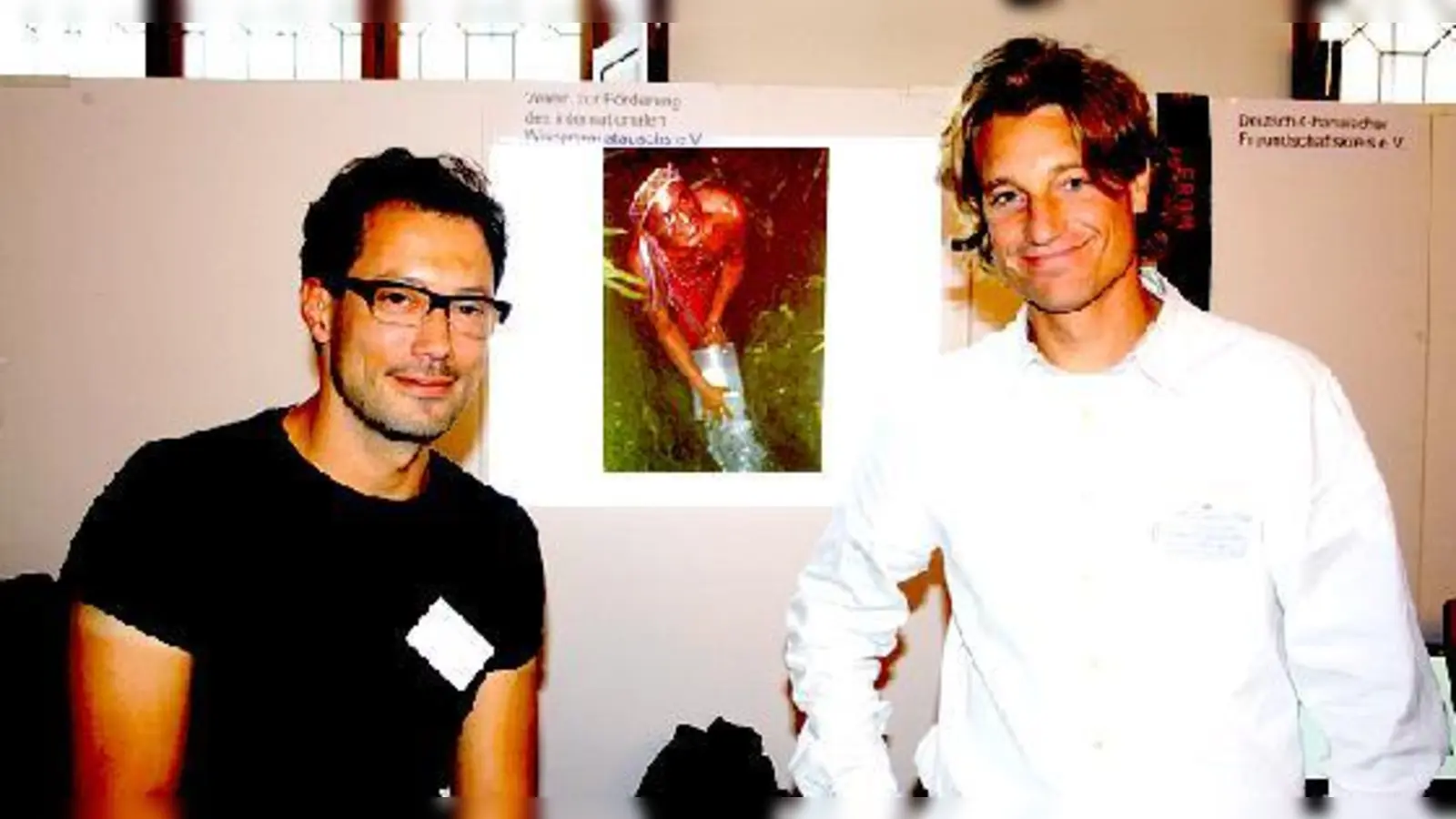 Jörn von Graben (l.) und Christoph Rapp haben bei der »Entwicklungspoliti­­schen Börse« Bilder ihrer Auslandsaufenthalte präsentiert.	 (Foto: js)