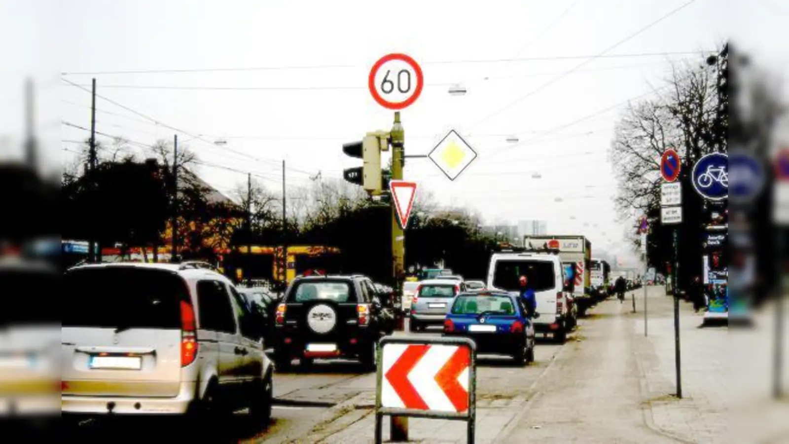 Mal gilt Tempo 50, mal ist aber auch 60 auf der Dachauer Straße erlaubt. 	 (Fotos: ws)