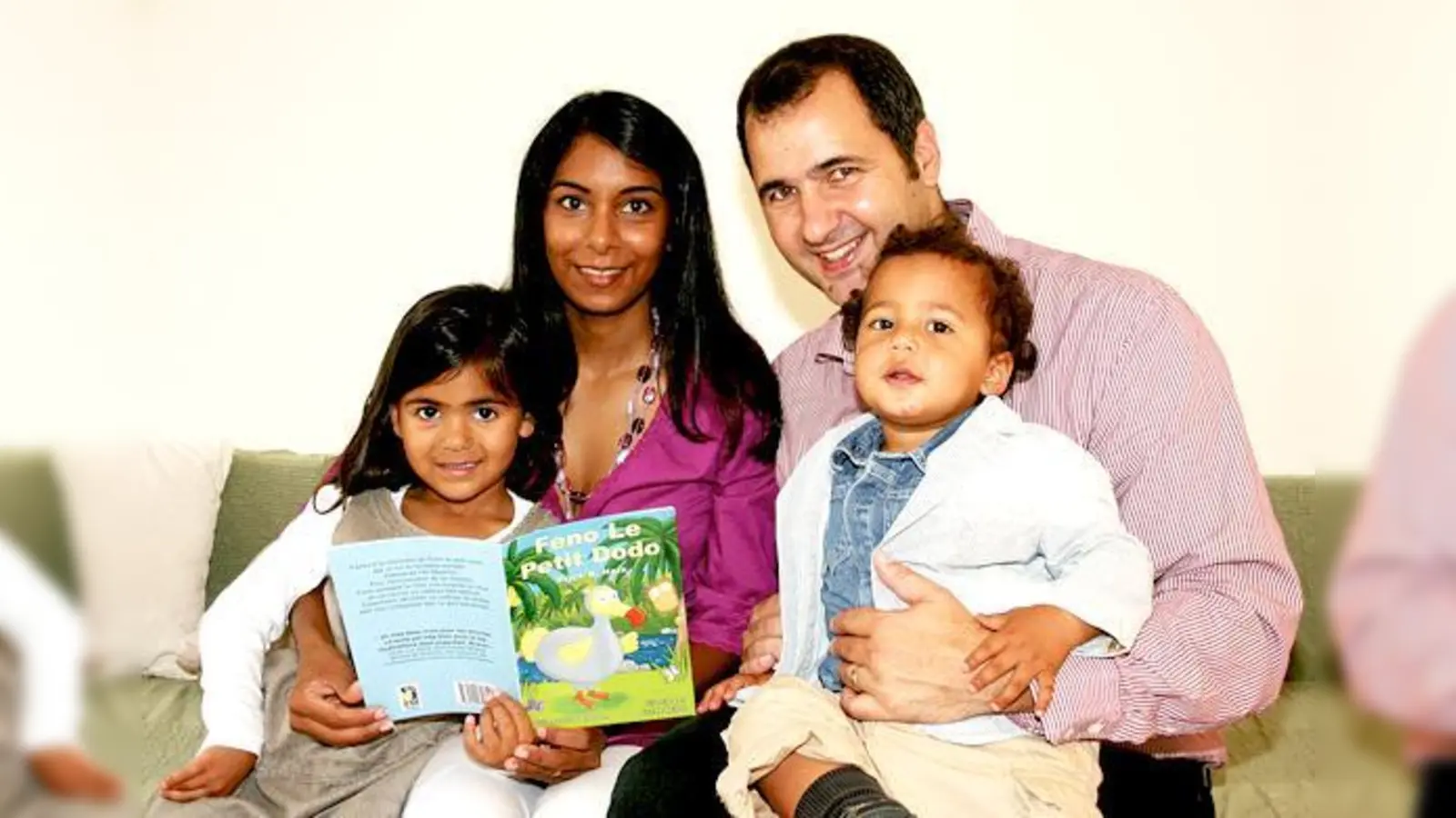 Ananya und Kian lauschen gerne den Geschichten vom kleinen Feno, die Mama und Papa ihnen häufig vorlesen. 	 (Foto: sl)