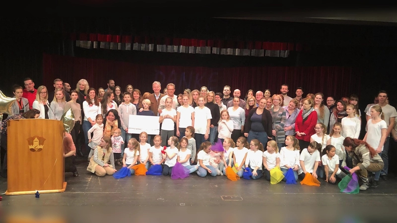 Bürgermeister Jan Neusiedl übergab die Spendenschecks am Ende der Typisierungskation, die am Samstag in Grünwald stattfand. Hier auf dem Bild sieht man den Großteil der Helfer, die die Aktion erst möglich gemacht haben. (Foto: VA)