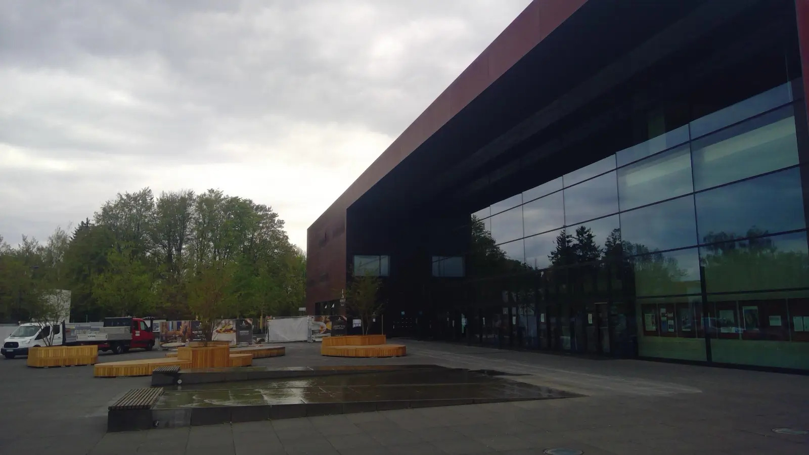 Der Tag des sozialen Ehrenamts findet im Foyer des Unterföhriger Bürgerhauses statt. (Foto: bas)