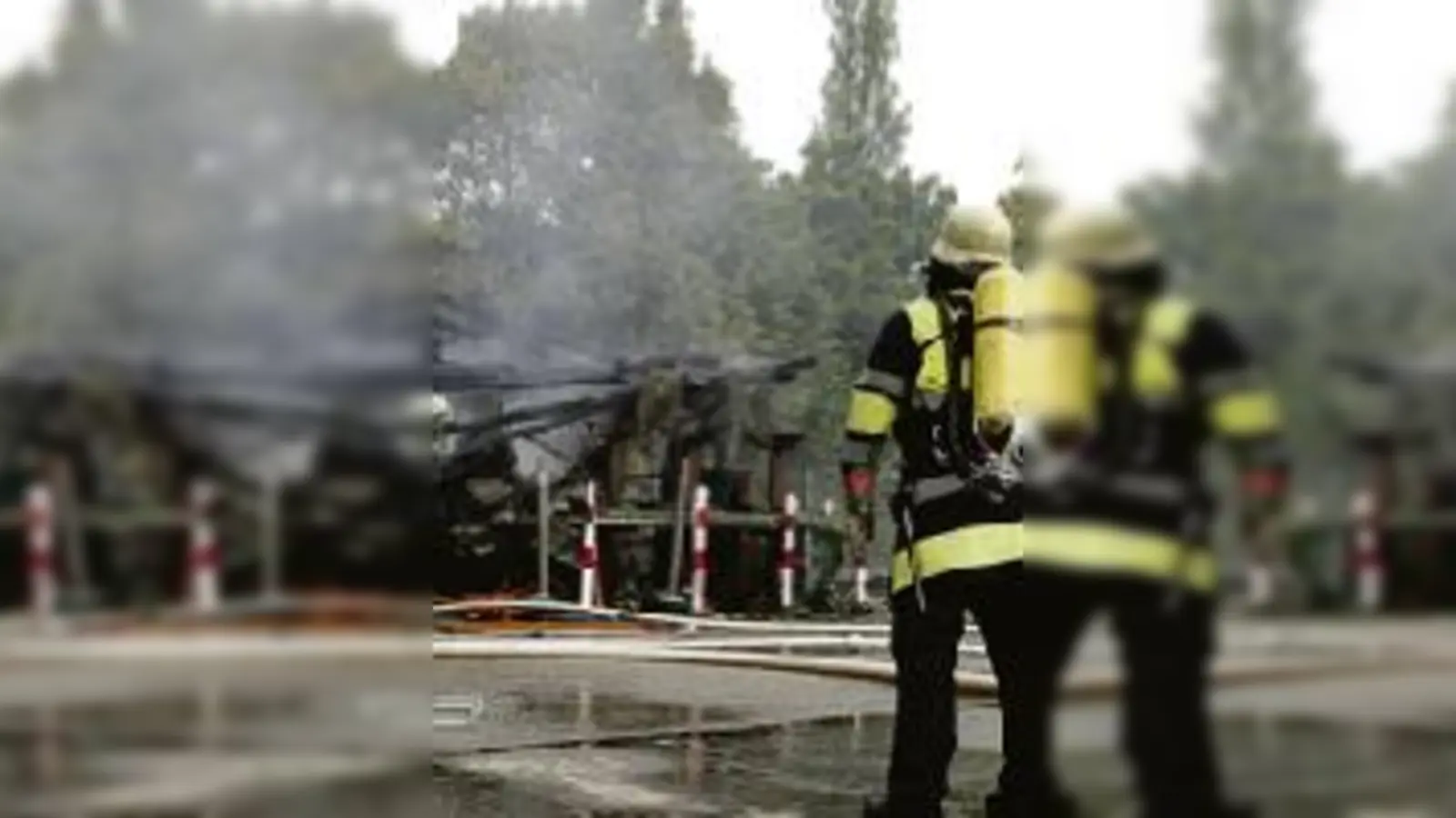 Der Schuppen auf dem Gelände des FC Rot-Weiß Oberföhring brannte am Montag völlig  (aus.Foto: FW)