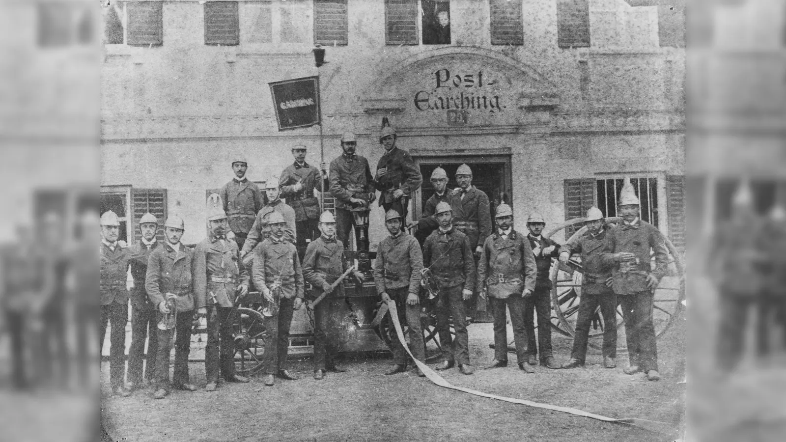 Mit Trompete und Schlauch: Stolz präsentiert sich die Feuerwehr-Mannschaft samt Spritzenwagen 1883 vor dem Gasthaus Post. (Foto: FFW Garching)