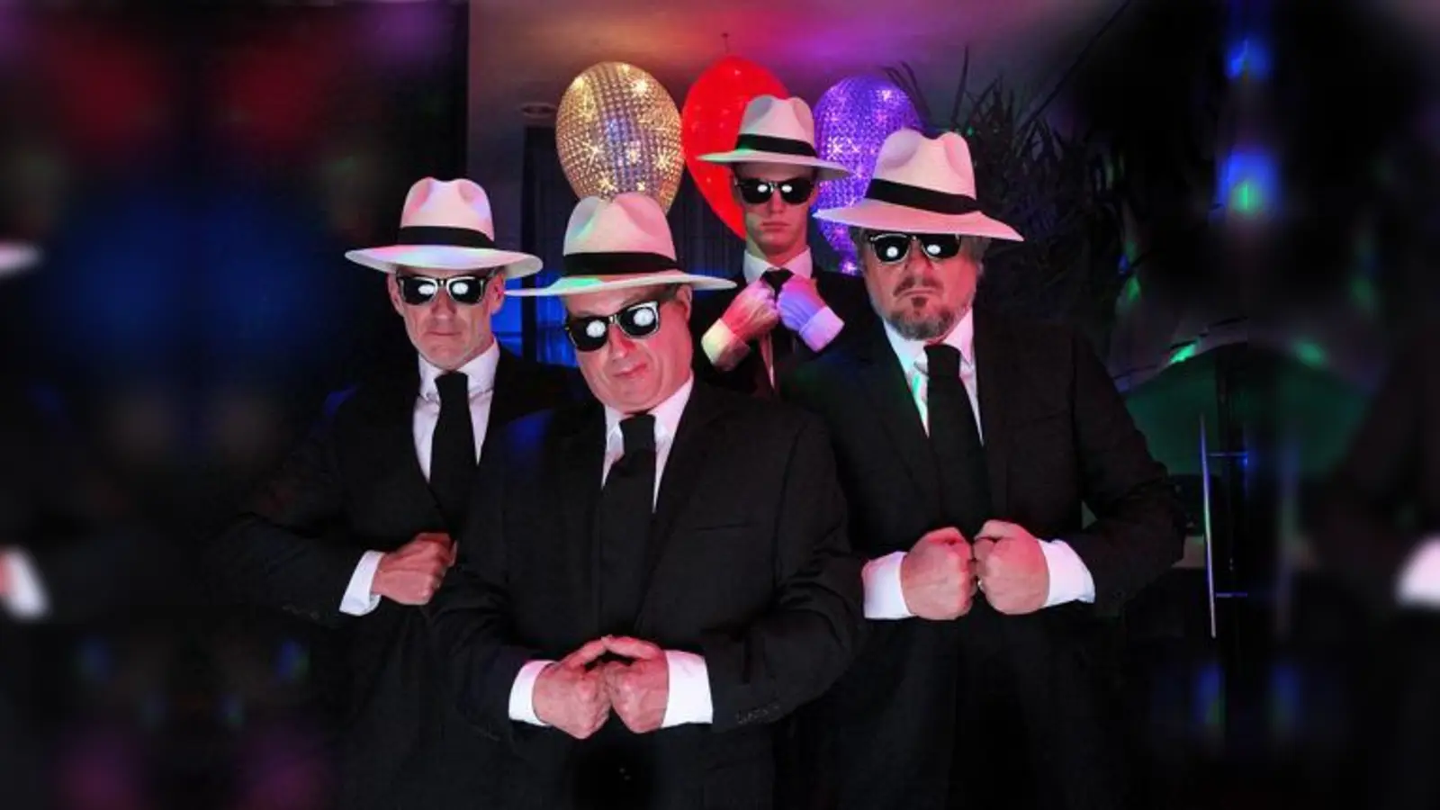 Zu Beginn der Show kommen die Protagonisten leicht mafiös daher. Dann geht es aber ganz anders weiter.  (Foto: VA)