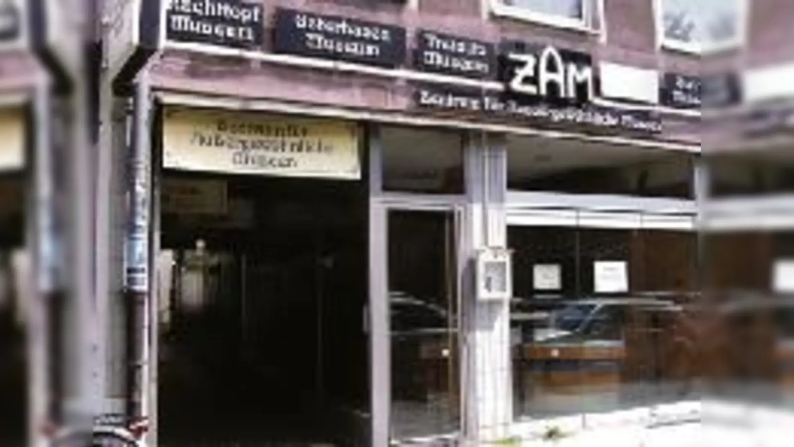 Tretautos, Schutzengel, Nachttöpfe: Alles muss raus, das ZAM schließt.	  (Fotos: nan)