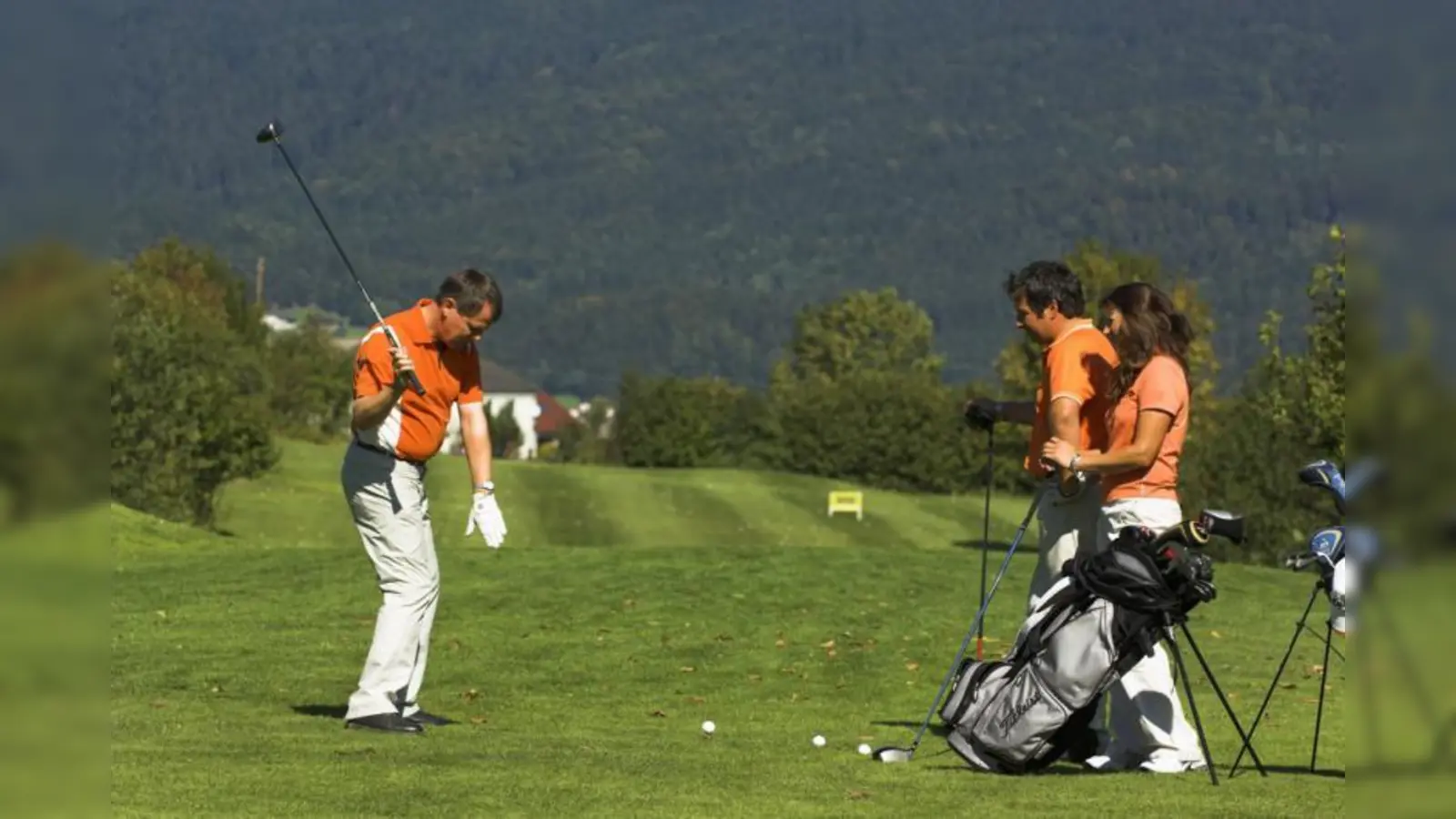 Unter der Betreuung von Profis erlernen Sie Golf spielendleicht. (Foto: pi)