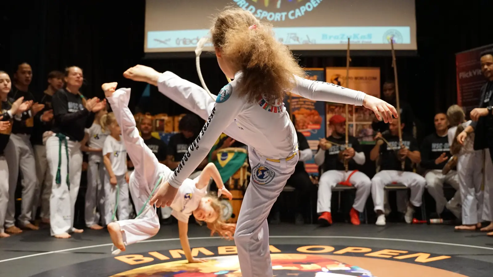 Capoeira ist eine Kampfkunst, die Musik, Tanz und Akrobatik verbindet. Bei den Wettkämpfen im Gasteig sind Kinder, Jugendliche und Erwachsene dabei. (Foto: Susanna Carbotti)