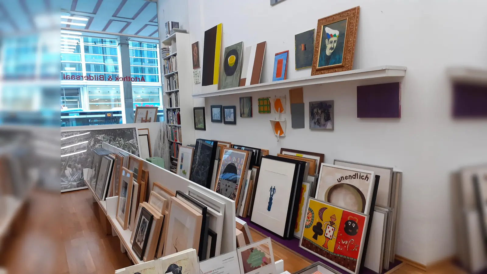 In einem kleinen, feinen Raum warten die Kunstwerke darauf, von jedermann angesehen und ausgeliehen zu werden. Das Ganze funktioniert wie in einer Leihbibliothek.  (F.: mha)