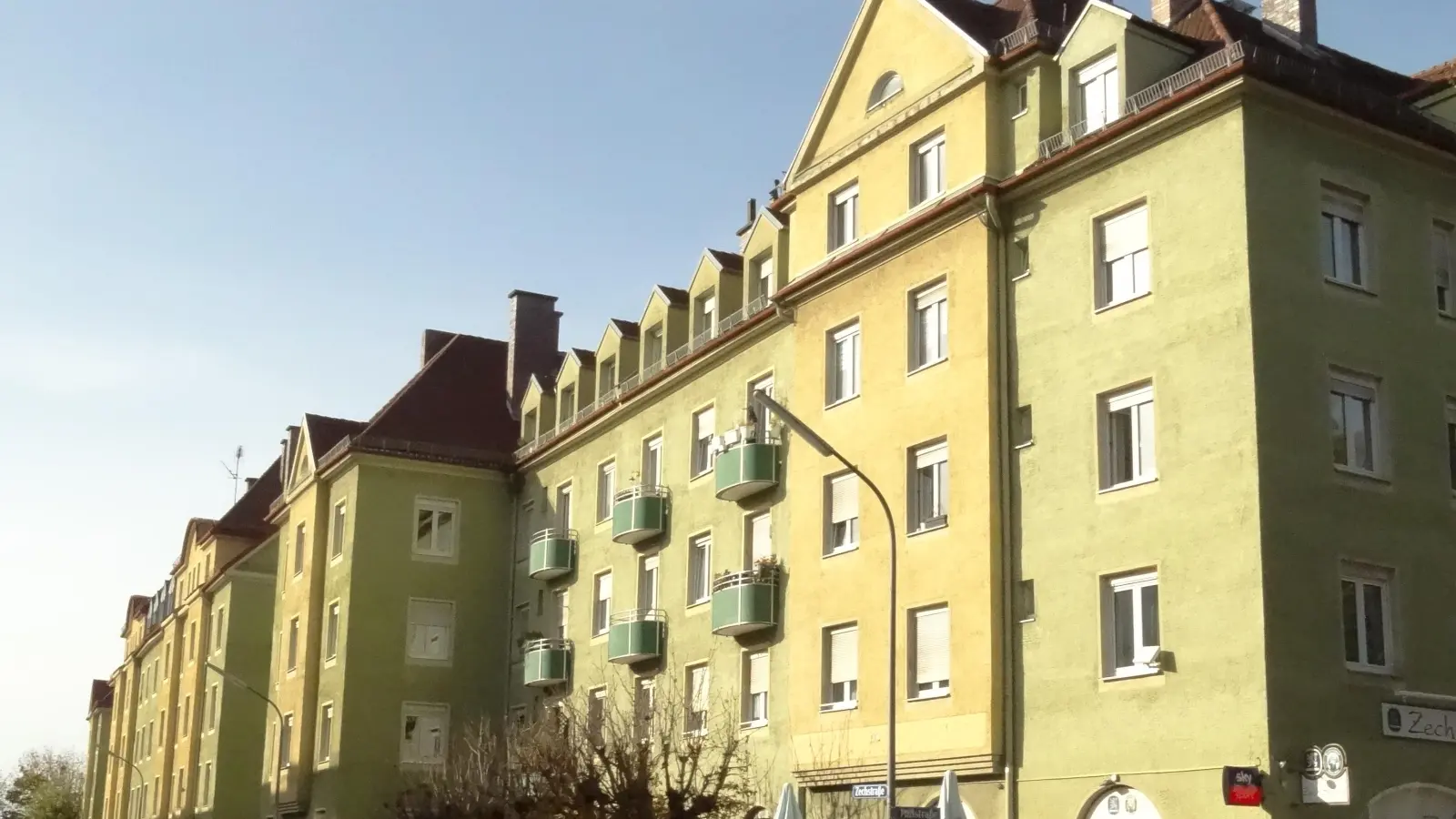 Die Wohnanlage an der Fall-/Ecke Zechstraße stammt aus dem Jahr 1911. Geht es nach den Bürgern, soll sie erhalten werden. (Foto: tab)