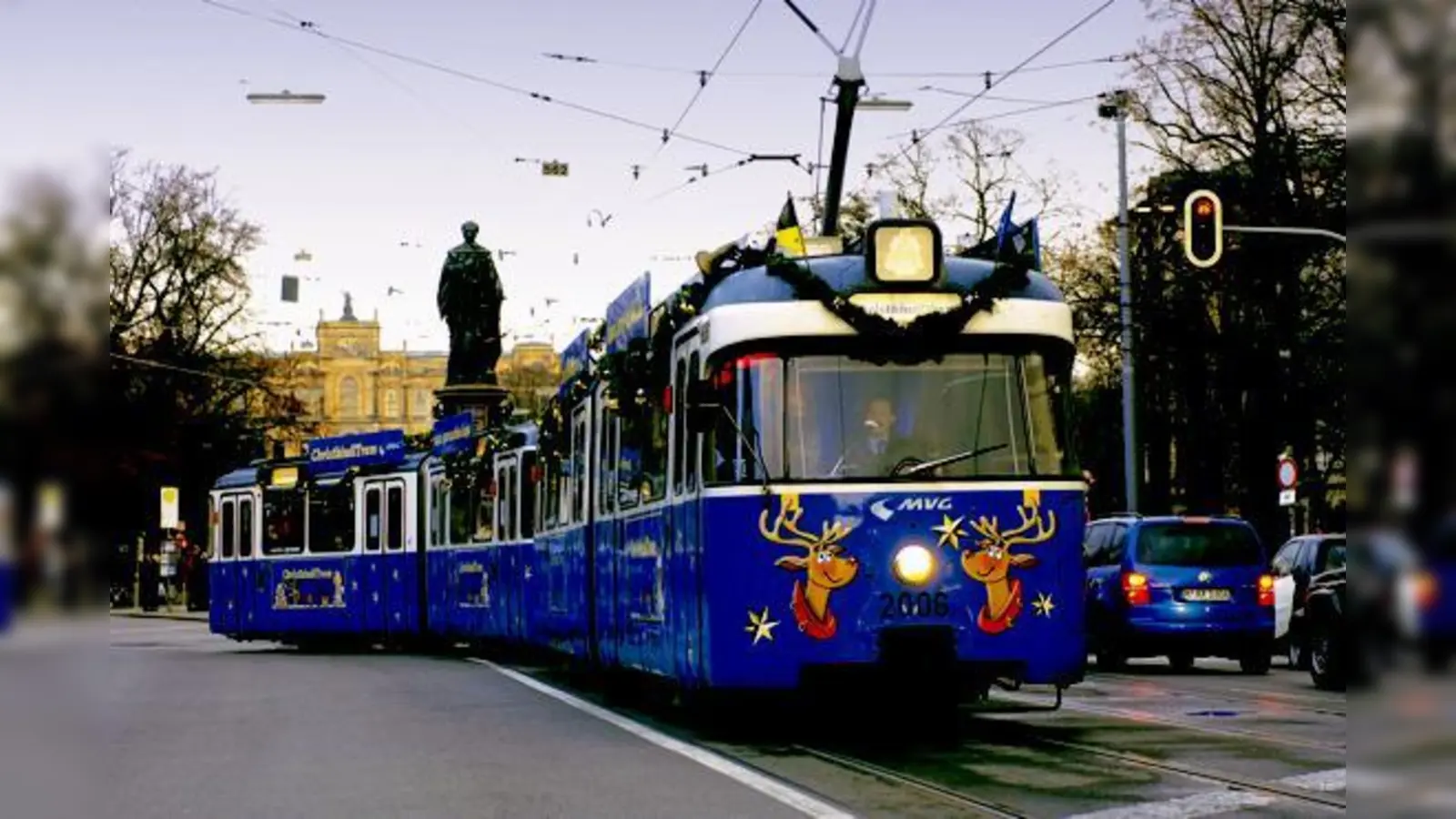 Einsteigen, bitte: Mit der ChristkindlTram geht es durch die Münchner Altstadt.  (Foto: MVG)
