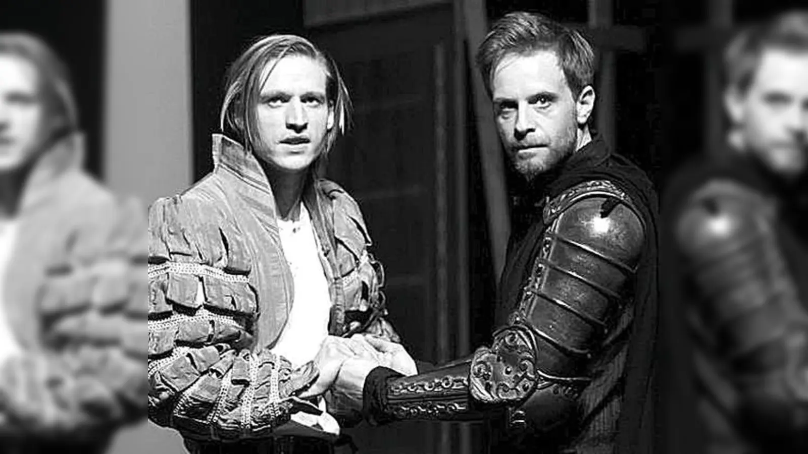 Manuel Klein (l.) spielt Don Karlos; Julian Weigend ist als Marquis de Posa zu sehen.	 	 (Foto: Kempf Theatergastspiele)