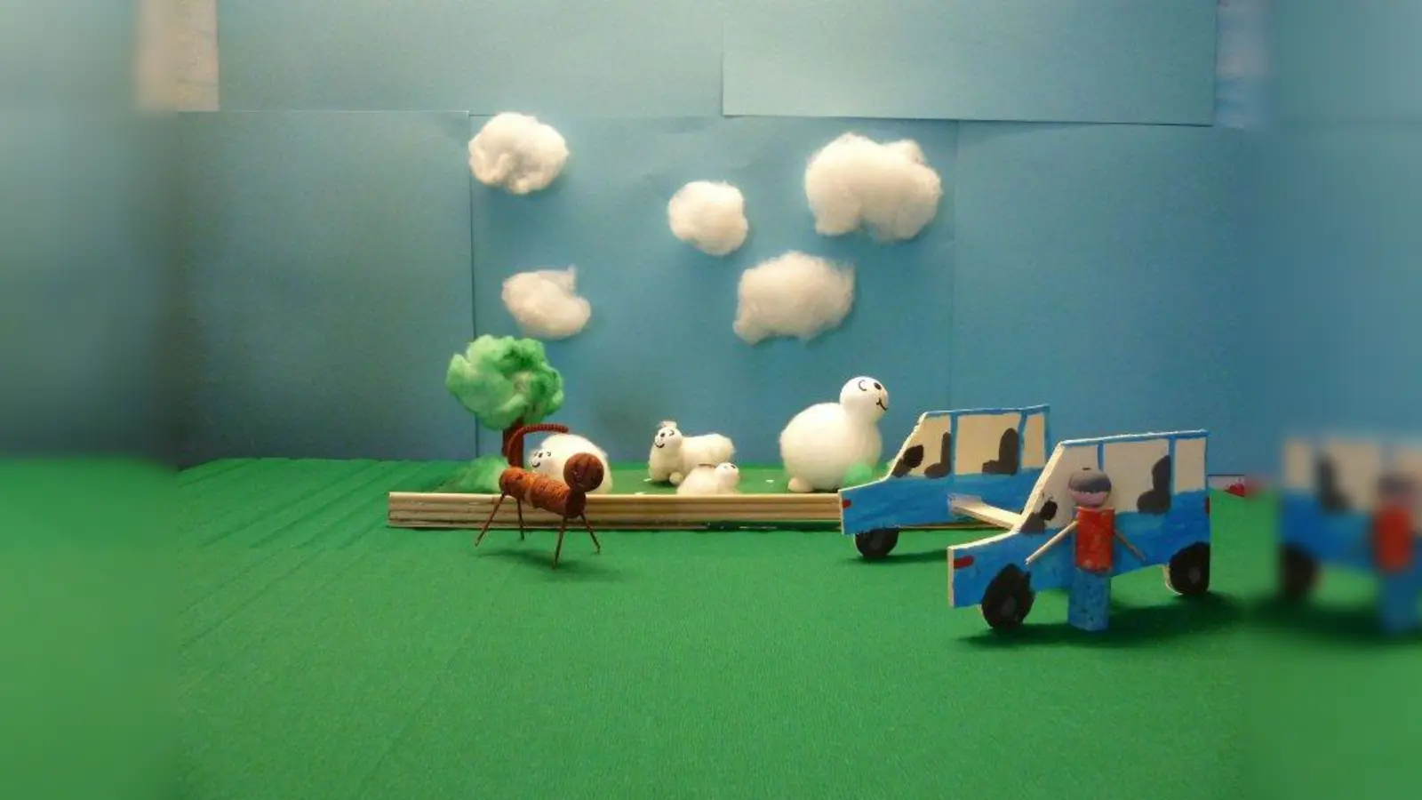 Im TATZ Kindertreff gibt es einen Stop-Motion Filmworkshop: Kids erwecken Objekte zum Leben, ähnlich wie beim Daumenkino. (Foto: Feierwerk Dschungelpalast)