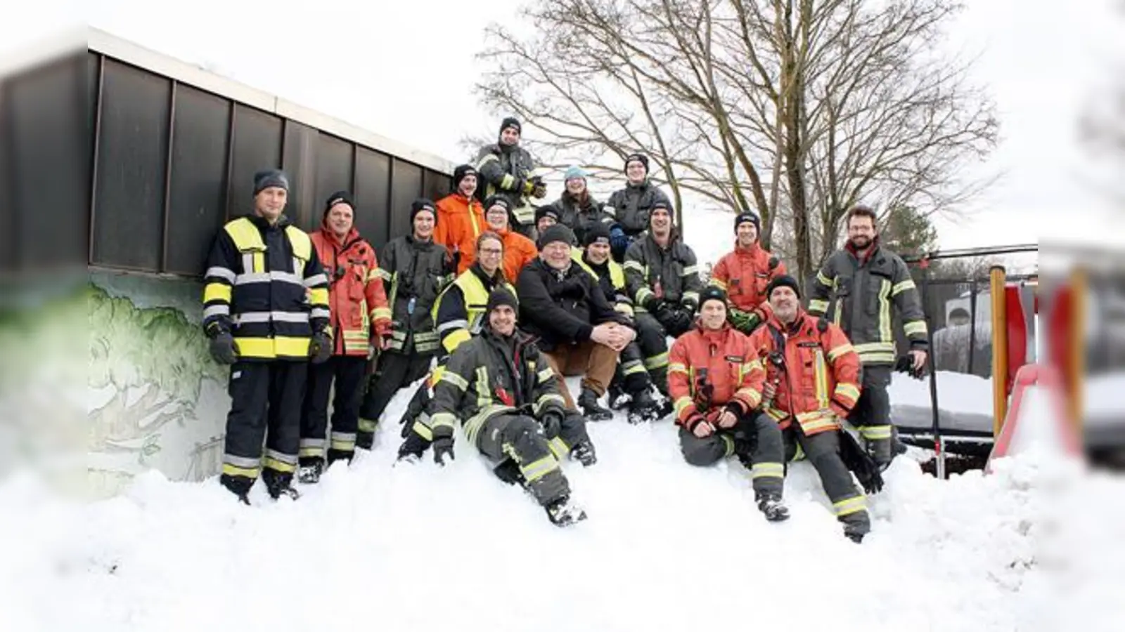 Dieser Schneeberg lag zuvor auf den Dächern im Sportpark. Bürgermeister Thomas Loderer (Mitte) bedankte sich bei den Einsatzkräften.	 (Foto: Klaus Fischer)