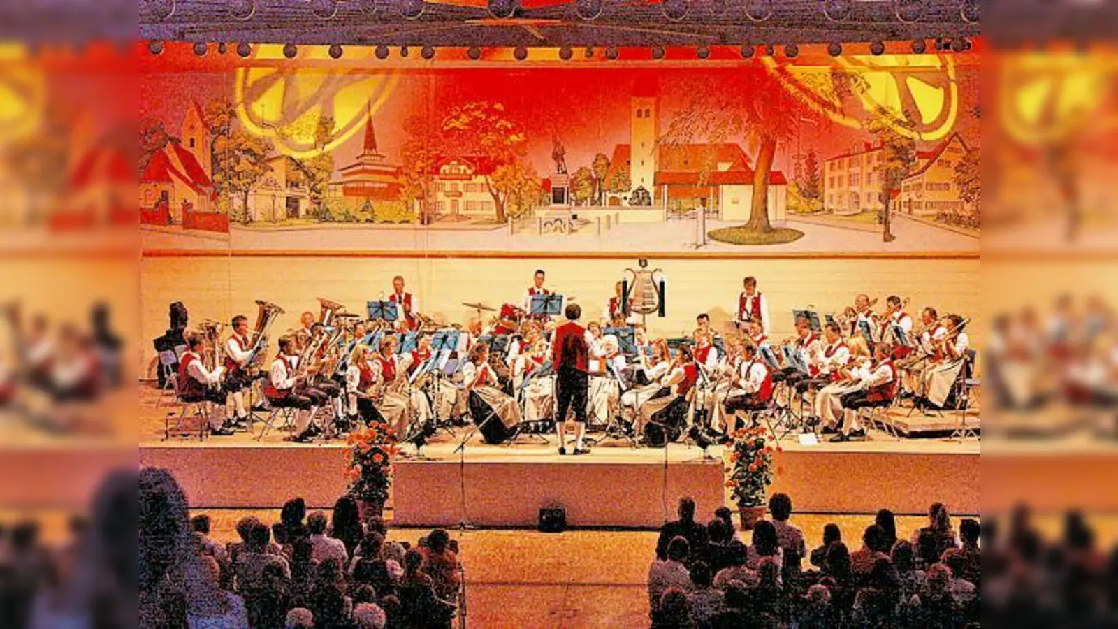 Das große Orchester der Blasmusik Aschheim beim letzten Muttertagskonzert.	 (Foto: VA)