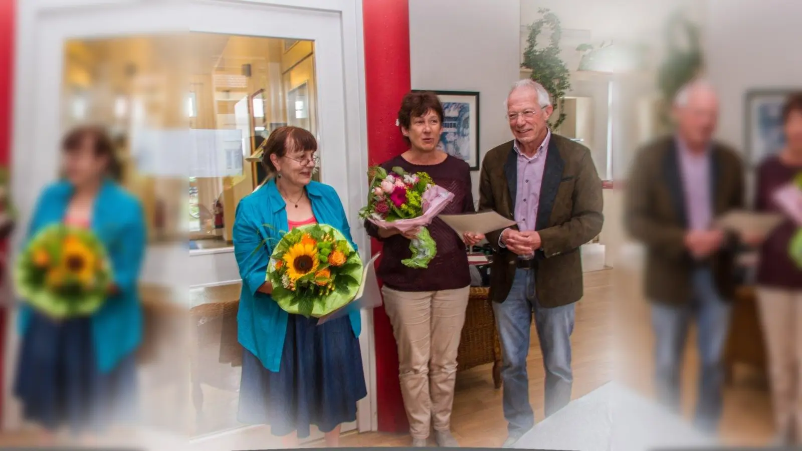 Eine seiner jüngsten Amtshandlungen im Hospizverein: Dr. Peter Braun überreicht die Ehrenmitgliedschaft an Rita Friedrich und Anita Schindler. (Foto: pi)