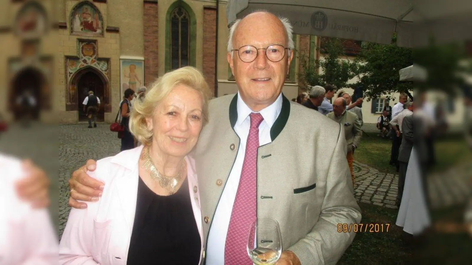 Margot Günther mit dem scheidenden Bundestagsabgeordneten Hans-Peter Uhl bei seinem Abschiedsfest im Schlosshof der Blutenburg. (Foto: privat)