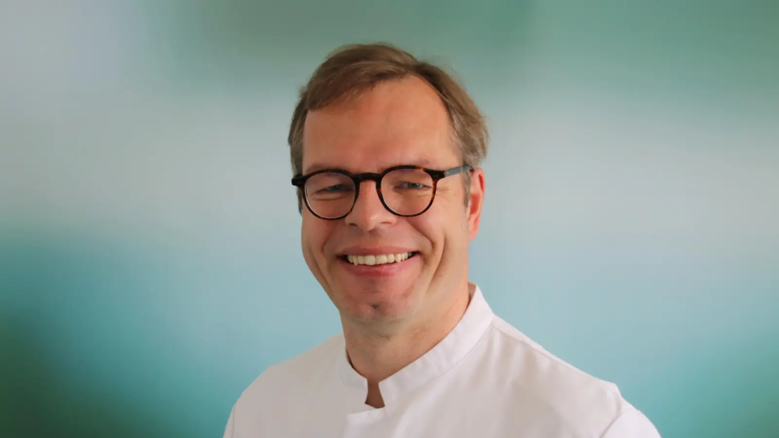 PD Dr. Niels Reinmuth ist Chefarzt der Abteilung für thorakale Onkologie und zugleich Leiter des Lungentumorzentrum München, ein Kooperationszentrum für interdisziplinäre und interprofessionelle Zusammenarbeit anerkannter Spezialisten der Lungenfachklinik in Gauting und des Klinikums der Universität München. (Foto: Asklepios Fachkliniken München-Gauting)