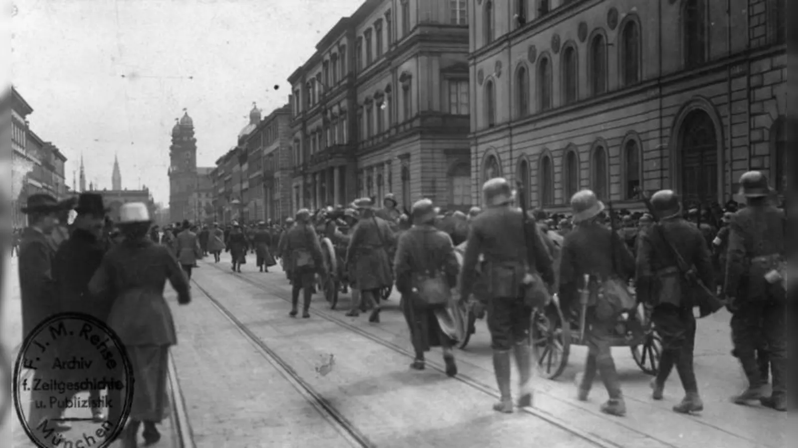 Freikorps und Reichstruppen beim Einzug durch München auf der Ludwigstraße. (Foto: Bundesarchiv, CC-BY-SA 3.0)