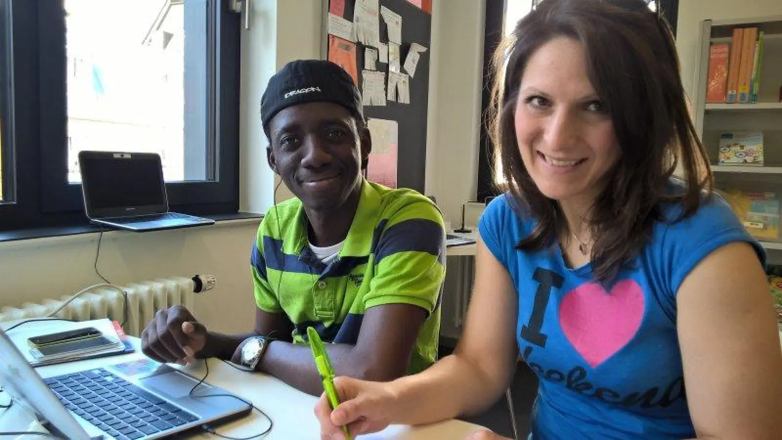 Bozana unterstützt Kante beim Deutsch lernen in der Stadtbibliothek Westend. (Foto: AsylPlus e.V.)