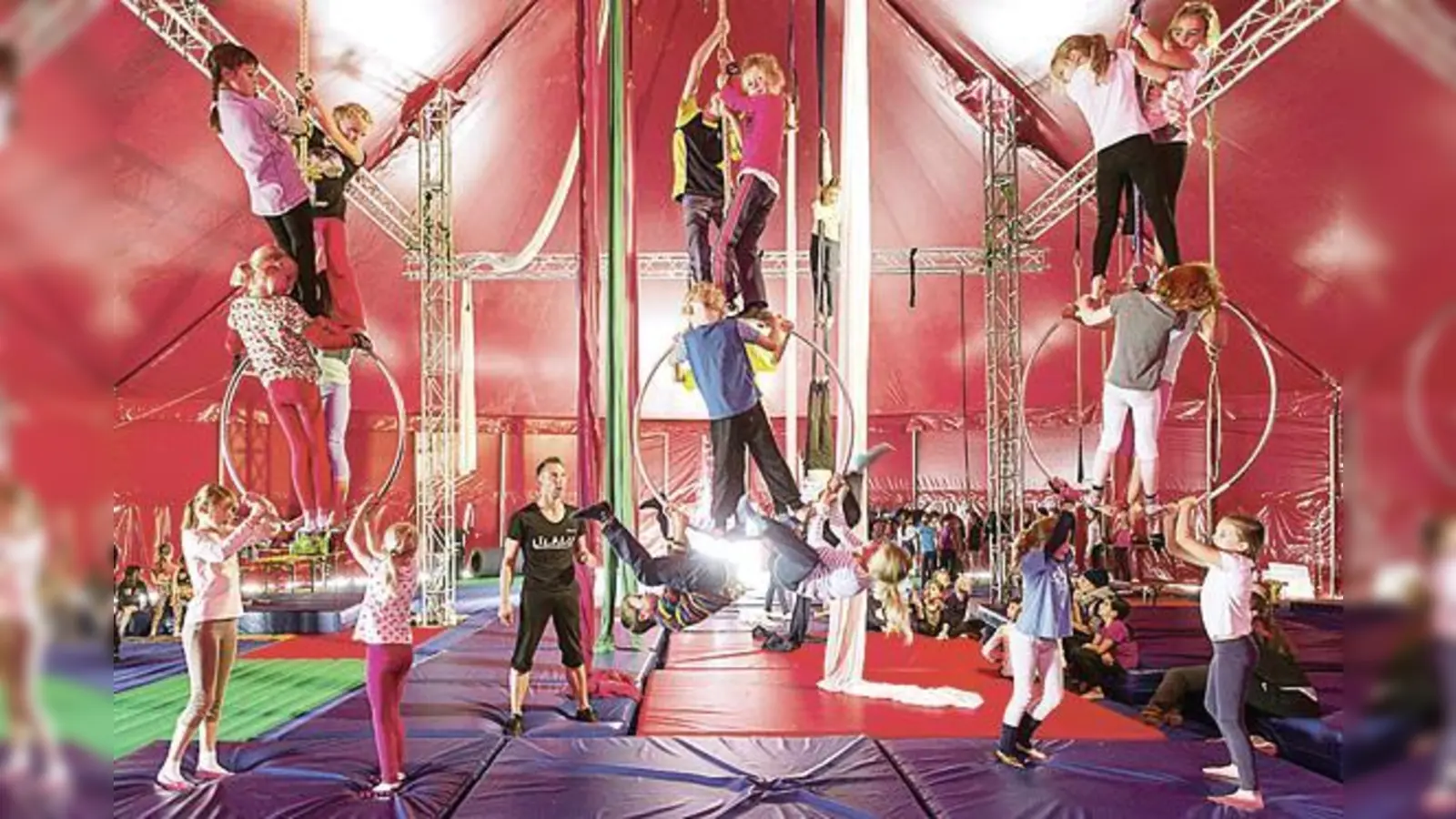 Ob Jonglieren oder Balancieren, ob Kunststücke auf dem Trampolin oder der Slackline, die Kinder lernten Körperbeherrschung, Teamwork und vieles mehr. Und vor allem: Sie hatten viel Spaß dabei.	 (Fotos: VA)
