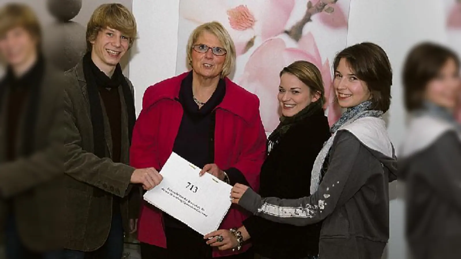 713 Unterschriften für den Prof.-Angermair-Ring übergaben (von links) Julius Hackspiel, Julia Knürr und Lena Greuner an Bürgermeisterin Hannelore Gabor (2. v. li.). 	 (Foto: ba)