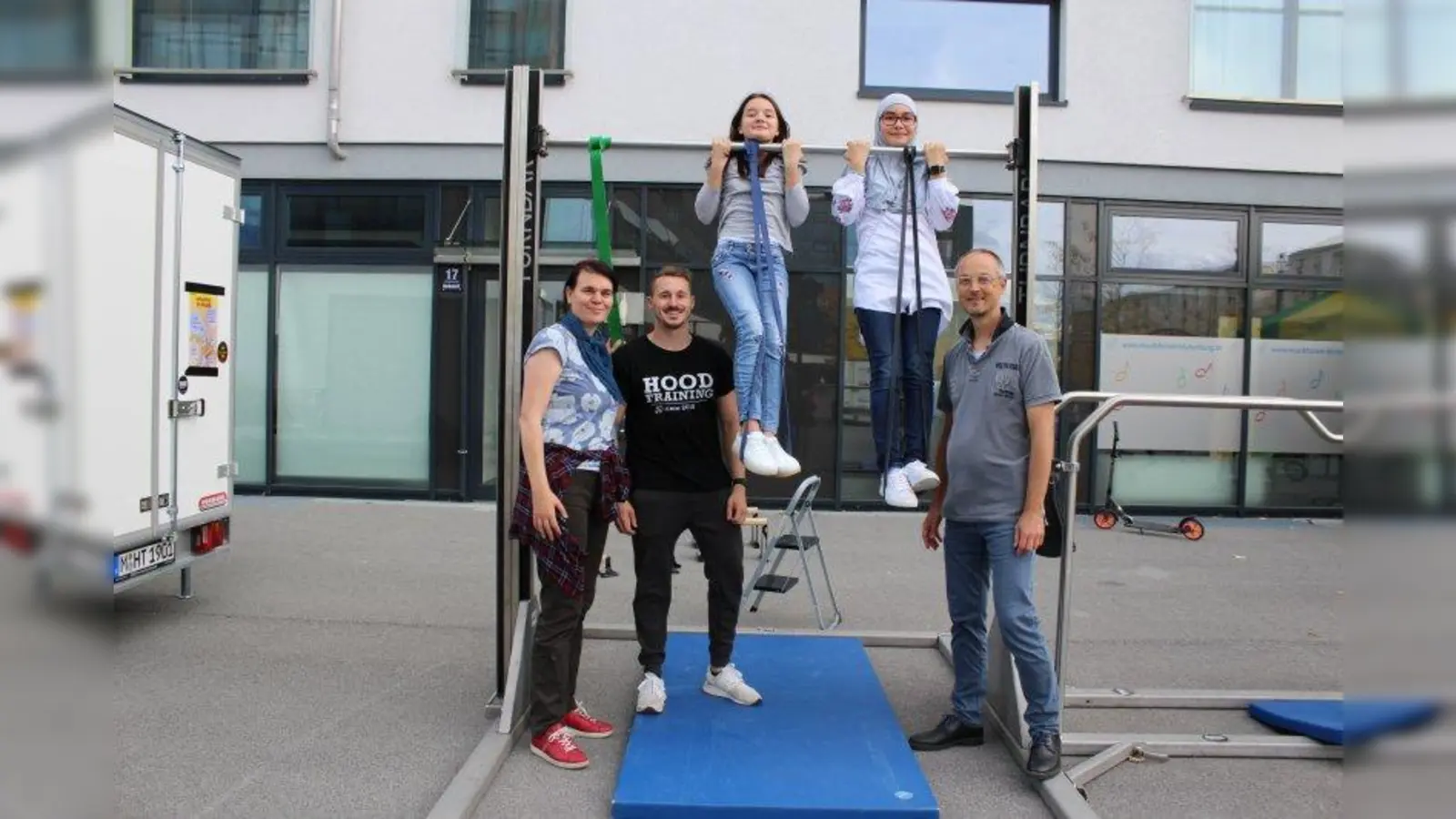 Anna Hanusch, Vorsitzende des Bezirksausschusses Neuhausen-Nymphenburg (BA 9), zusammen mit Hood-Trainer Felix Städele und Bernhard Weyer, Leiter des „Treff Mosaik”. (Foto: sb)