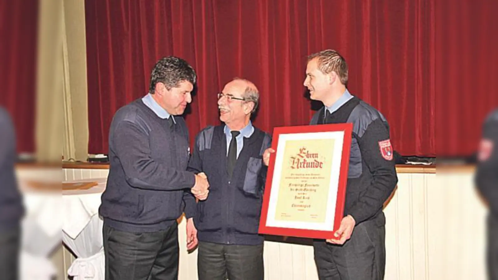 Josef Kink (Mitte) erhält die Ehrenurkunde des Vereins von Kommandant Christian Schweiger (links) und Vereinsvorstand Johannes Kick.  (Foto: VA)