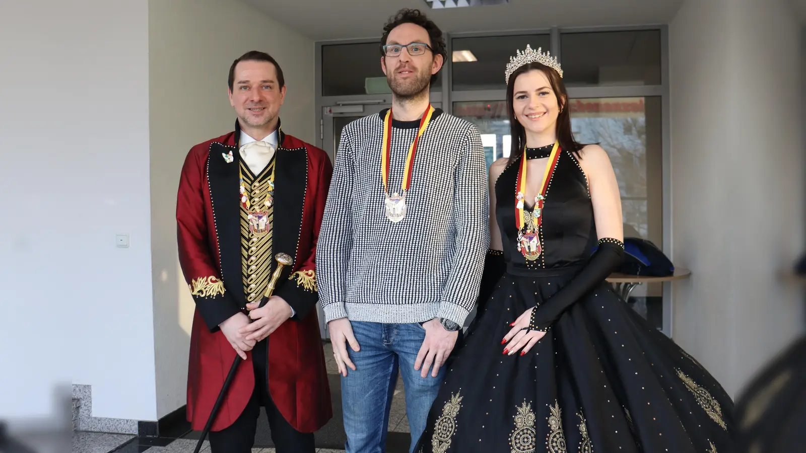 Besuch beim Moosacher Anzeiger: Das Prinzenpaar Alexandra II. und Heiko I. mit Redakteur Benjamin Schuldt (Foto: hw)