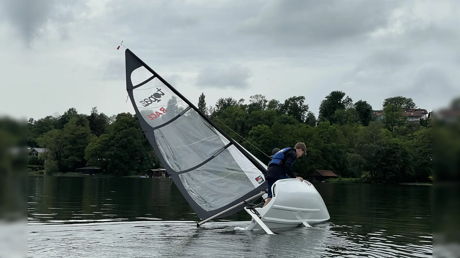 Die neue „Topper Topaz” wird ausgiebig getestet und sogar bei einem Übungsmanöver zum Kentern gebracht. (Foto: pst)