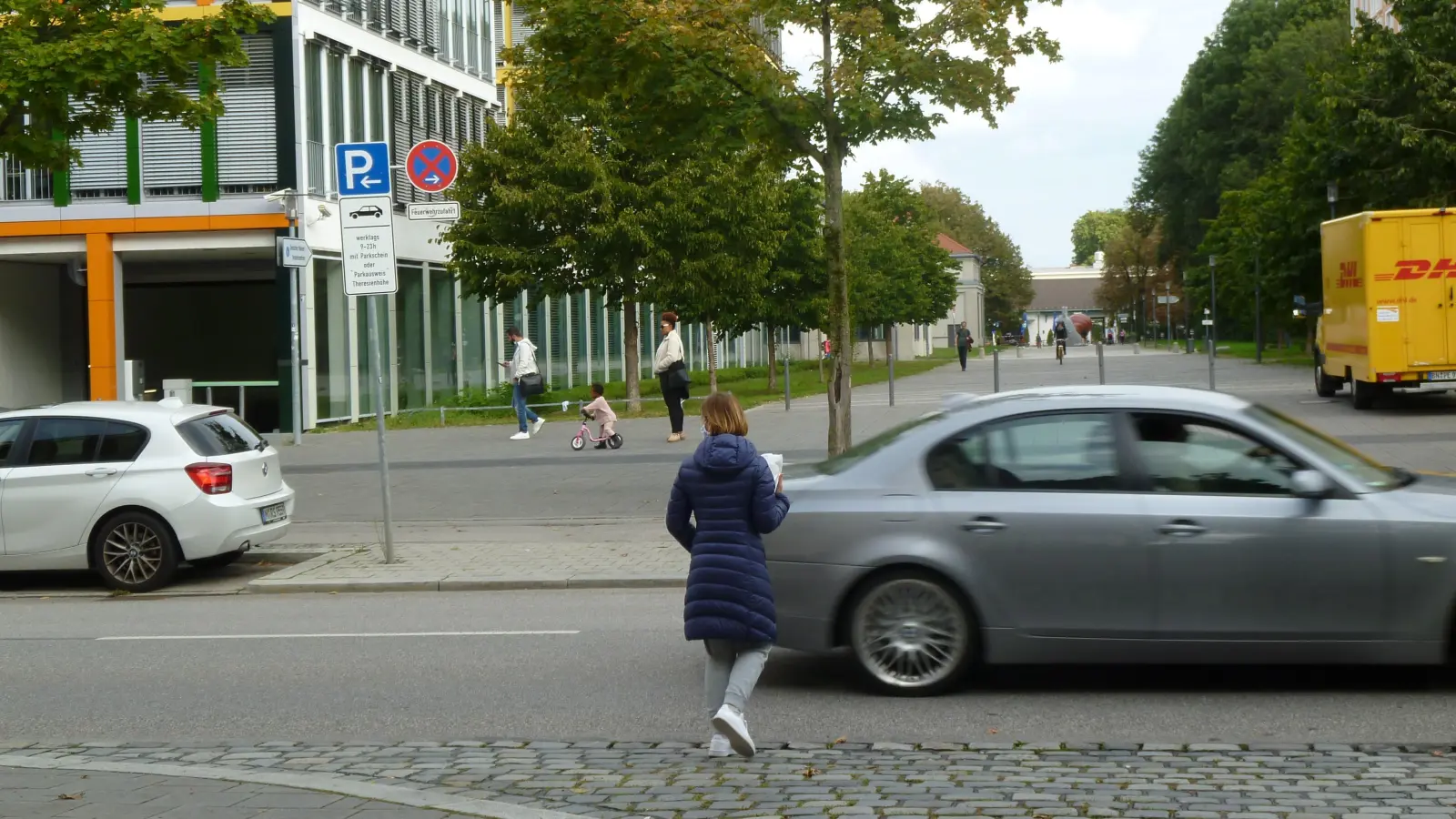 Damit Fußgänger sicher über die Ganghoferstraße queren können, wünschen sich die Westendler eine Überquerungshilfe auf Höhe der Anglerstraße. (Foto: Beatrix Köber)