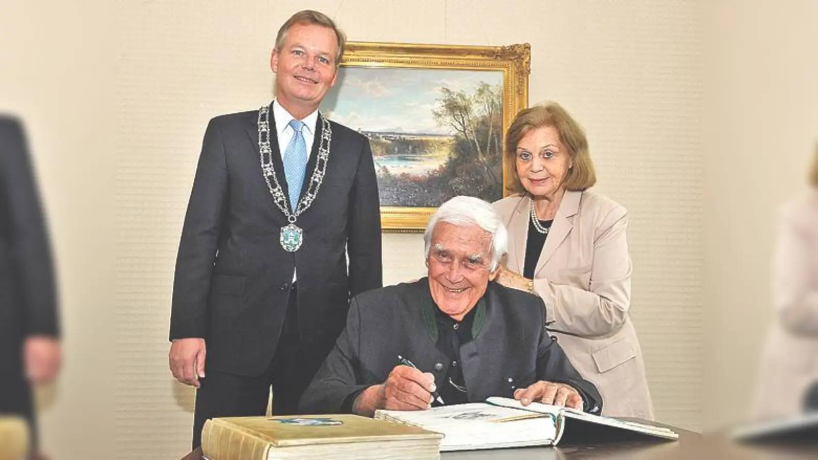 Grünwalds Bürgermeister Jan Neusiedl freute sich über den Eintrag ins Goldene Buch von Blacky Fuchsberger und dessen Gattin Gundel.	 (Foto: Schunk)