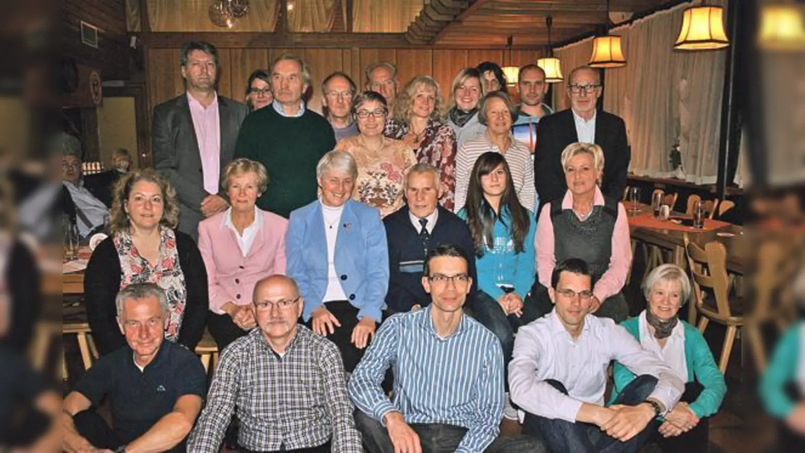 Deutsches Sportabzeichen 2013: Zweiter Bürgermeister Theodor Pregler (hinterste Reihe, ganz l.) überreichte Urkunde und Anstecknadel. Organisator Henry Halbig (hinterste Reihe, ganz r.) lobte die anwesenden Freizeitsportler.	 (Foto: ws)