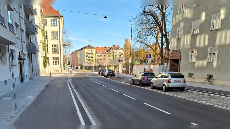 Im Sinne von mehr Sicherheit – vor allem für Schüler, Fußgänger und Radfahrer – wurde die Rheinstraße umgebaut: Die Geh- und die Radwege sind nun breiter. Bis Ende des Jahres werden noch Bäume gepflanzt.  (Foto: Baureferat)