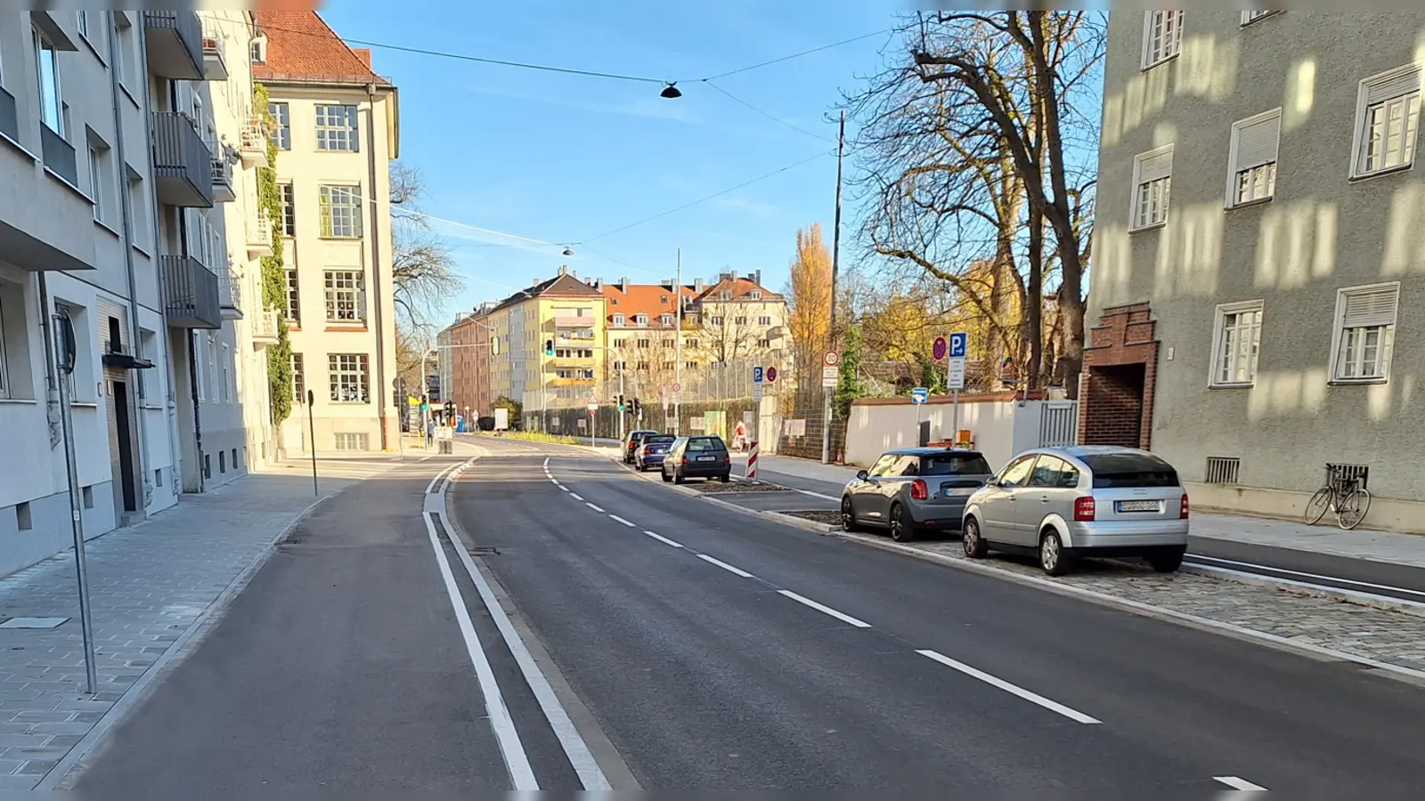 Im Sinne von mehr Sicherheit – vor allem für Schüler, Fußgänger und Radfahrer – wurde die Rheinstraße umgebaut: Die Geh- und die Radwege sind nun breiter. Bis Ende des Jahres werden noch Bäume gepflanzt.  (Foto: Baureferat)