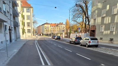 Im Sinne von mehr Sicherheit – vor allem für Schüler, Fußgänger und Radfahrer – wurde die Rheinstraße umgebaut: Die Geh- und die Radwege sind nun breiter. Bis Ende des Jahres werden noch Bäume gepflanzt.  (Foto: Baureferat)