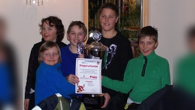 Gemeindemeister 2012 der Skiabteilung des FC Lengdorf (v.li.): die Pistendeifi Yannik Angenend, Laurin Hahn, Matthias Junker, Markus und Florian Bachmaier. 	 (Foto: Verein)