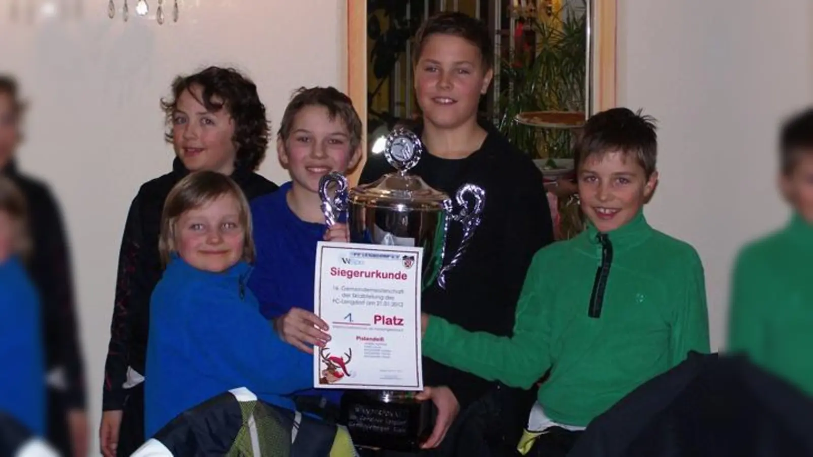 Gemeindemeister 2012 der Skiabteilung des FC Lengdorf (v.li.): die Pistendeifi Yannik Angenend, Laurin Hahn, Matthias Junker, Markus und Florian Bachmaier. 	 (Foto: Verein)