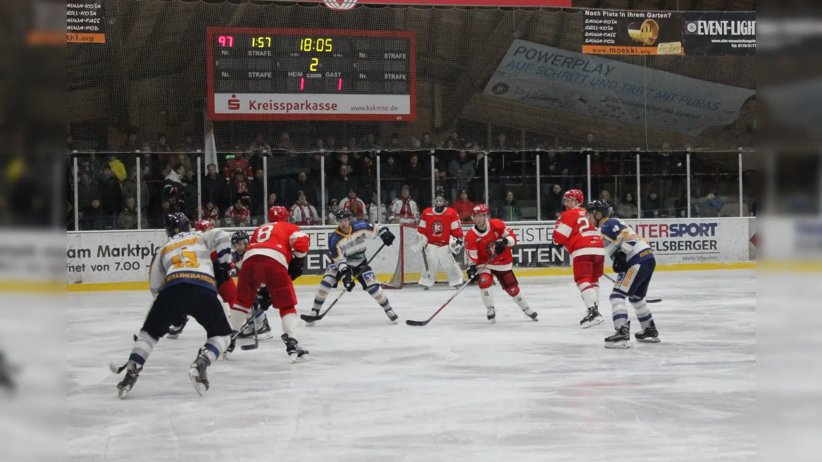 Konzentriert verteidigenden Grafinger gegen die Löwen Waldkraiburg. Am Sonntag kommt es für den EHC gegen die Bad Kissinger Wölfe wieder auf eine starke Defensive an. (Foto: smg)