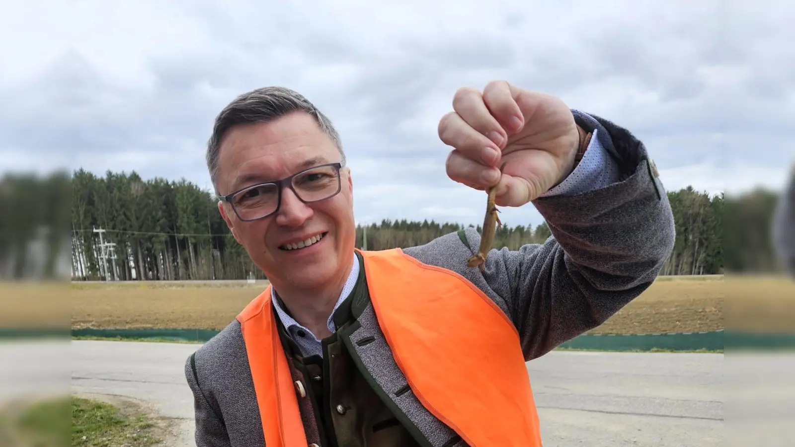 Schwabhausens Bürgermeister Wolfgang Hörl packt bei der diesjährigen Amphibienwanderung mit an. (Foto: Gemeinde Schwabhausen)