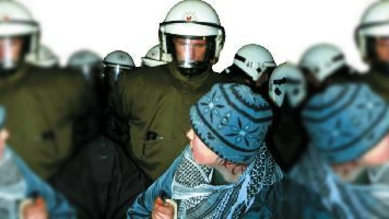 Über 500 zumeist junge Demonstranten wurden bei der Sicherheitskonferenz 2002 wegen Ordnungswidrigkeiten in Gewahrsam genommen. Unverhältnismäßig kritisiert der Datenschutzbeauftragte.  (Fotos: clash)