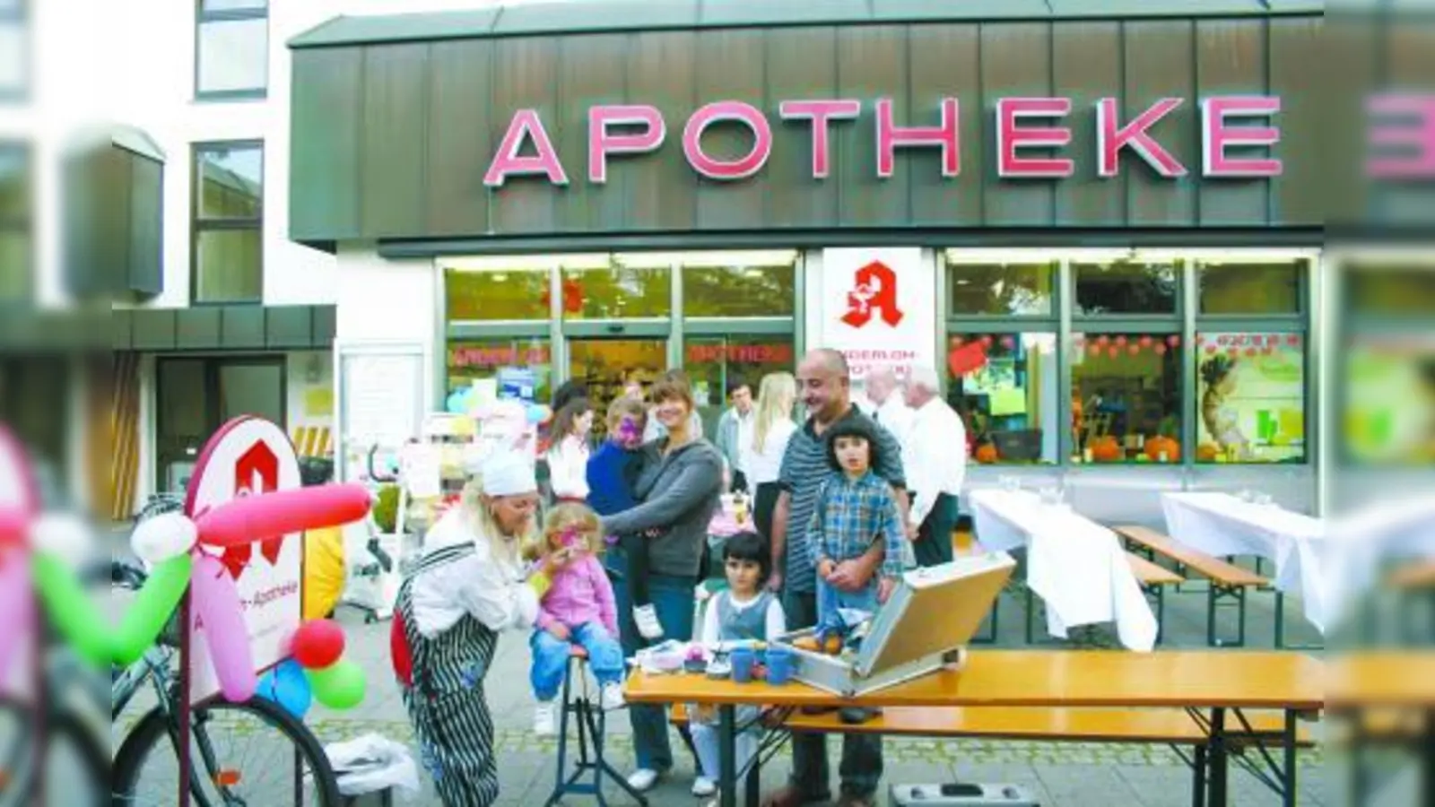 Großer Andrang bei der Angerloh-Apotheke: Groß und Klein gratulierten zum 25-jährigen Jubiläum. (Foto: sk)