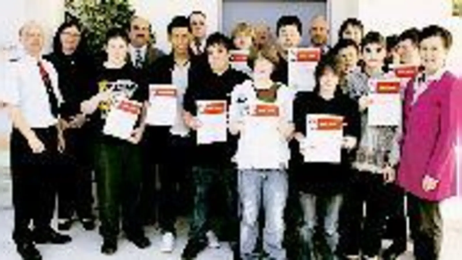 Die DB-Schülerbegleiter der Realschule Vaterstetten mit ihrer Rektorin Dorothea Weigert-Fischer (rechts), Vertrauenslehrerin Melanie Mannl (2. von links) und ihren Ausbildern von Polizei und S-Bahn.  (Foto: Privat)